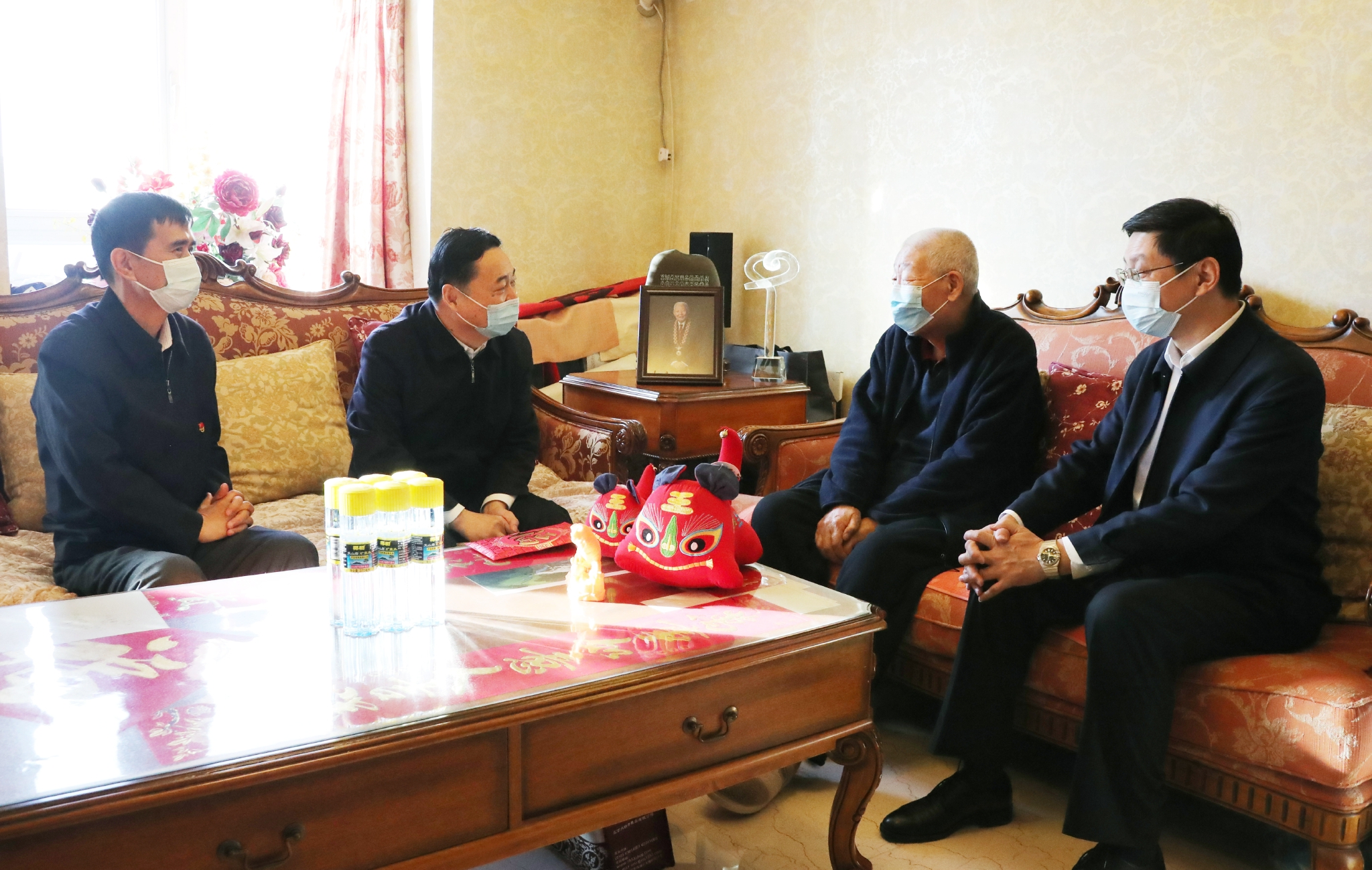 国资委主任郝鹏看望慰问"两弹一星"元勋"共和国勋章"获得者孙家栋院士