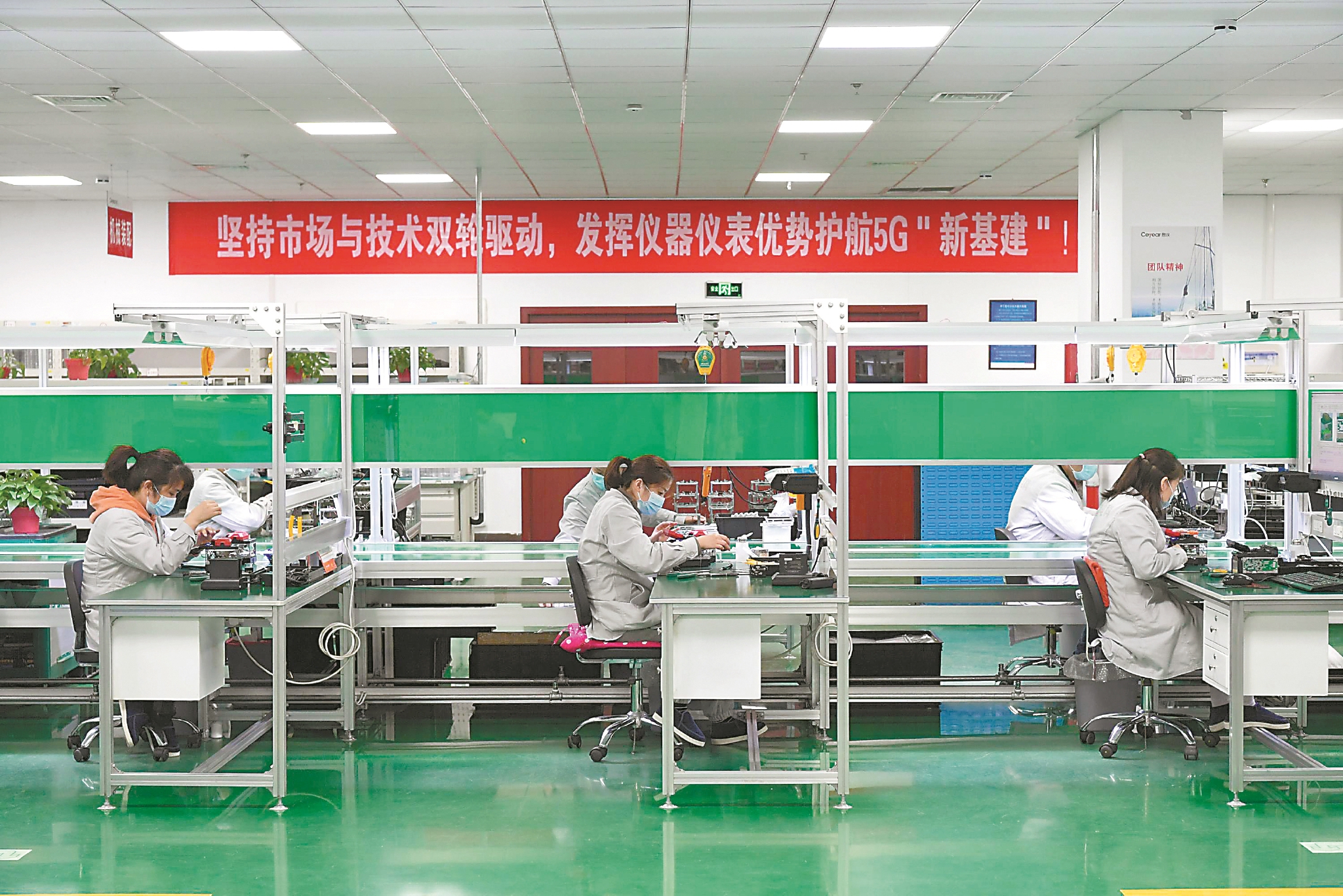 工人正在对电子产品进行质量检测