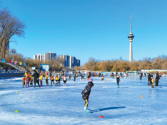 八一湖冰场人气儿旺