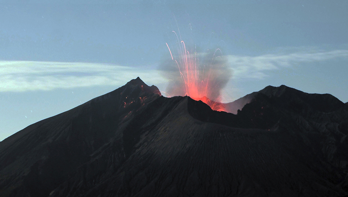 日本樱岛火山喷发山口升起滚滚黑烟高达3400米