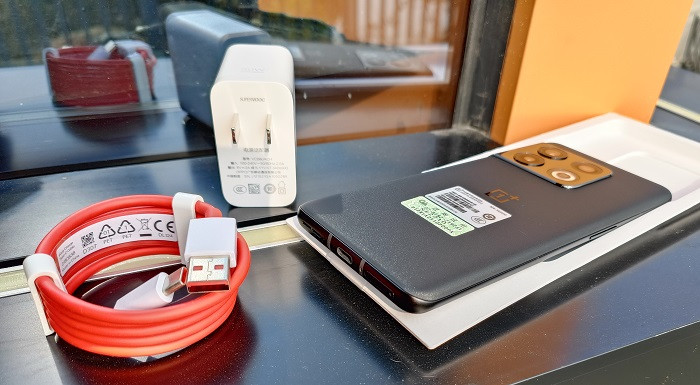底部 USB-C 充电 / 数据端口、麦克风 / 扬声器格栅、双 SIM 卡槽