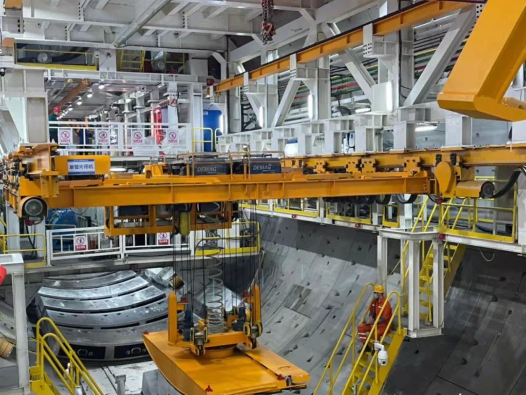 记者深入30米地下揭秘京华号盾构机如何穿山掘道