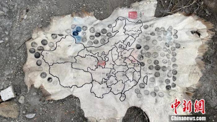 图为乐晓雲的羊皮地图盖满邮戳.乐晓雲供图