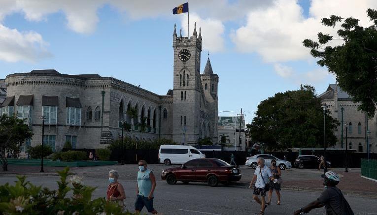 △11月16日，巴巴多斯布里奇顿，巴巴多斯国旗在议会大厦上空飘扬。