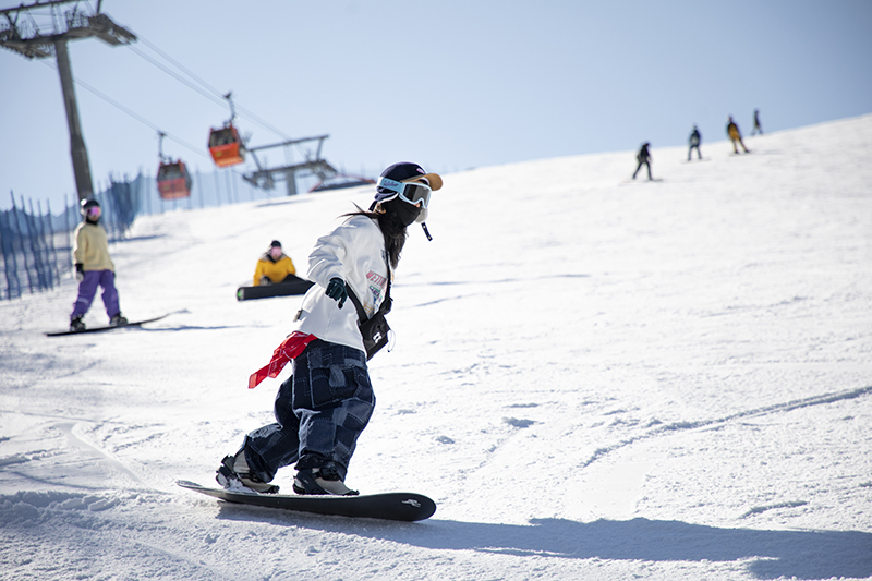 图为滑雪爱好者在太舞滑雪小镇享受"滑雪时光".崇礼区融媒体中心供图