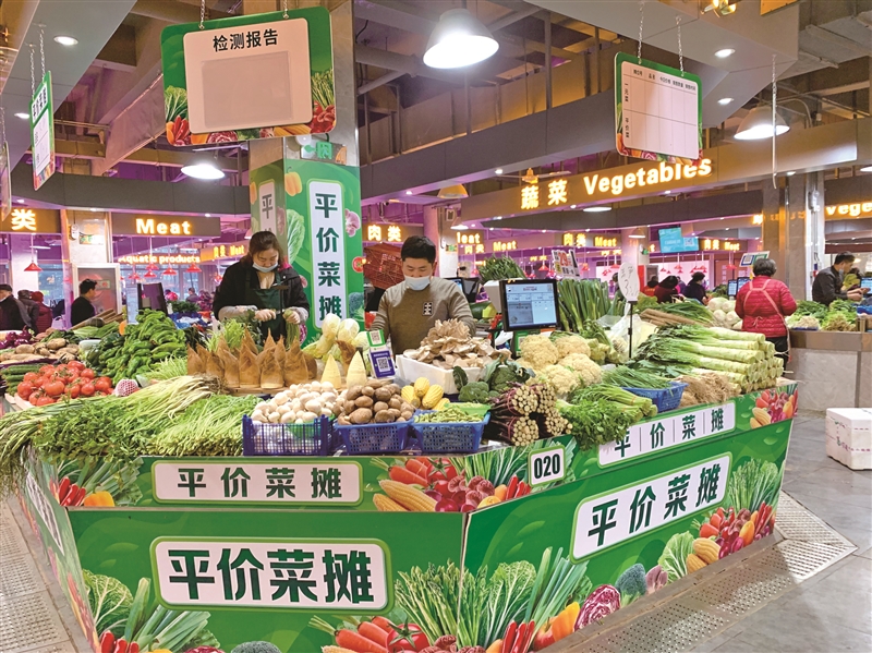 的高奶奶在经开区落霞农贸市场逛了又逛,最终在20号摊位选购了白萝卜