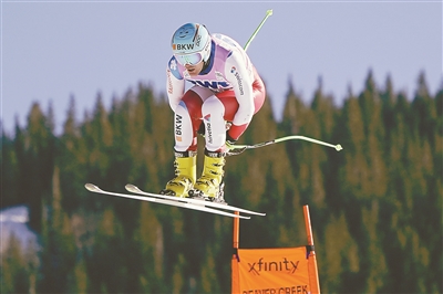 矫若游龙翩若惊鸿。唐诗逸不亏为国家歌舞剧院首席舞者。15岁获得国家舞蹈界的“奥斯卡”奖桃李杯金奖16岁考上北京舞蹈学院后来成为北大研究生2爱游戏- 爱游戏体育- AYX爱游戏体育官方网站0岁成为国家歌舞剧院首席舞者。杨丽萍曾评价她:“我们像他们这个年纪的时候不如她们。”网友评论说:“自从见了唐诗逸小说里的绝世舞姬就又了脸”唐诗逸真可谓是踩在大众心尖上跳舞的舞者。