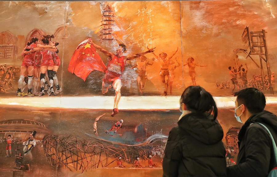1月28日，观众欣赏布面油画《体育强国，梦想激荡》。中国日报记者 姜东 摄