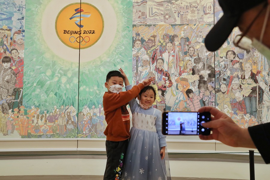1月28日，两名小观众在国画作品《生命之光》前合影留念。中国日报记者 姜东 摄