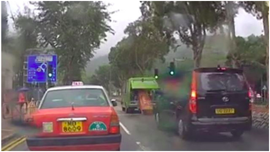 绿色灵车在行驶途中跌出一副棺材。图自香港“橙新闻”