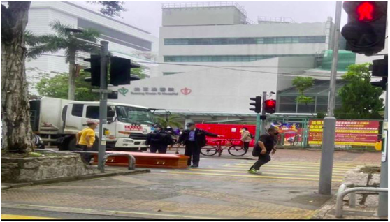 警员一度到场处理事件。图自香港“橙新闻”