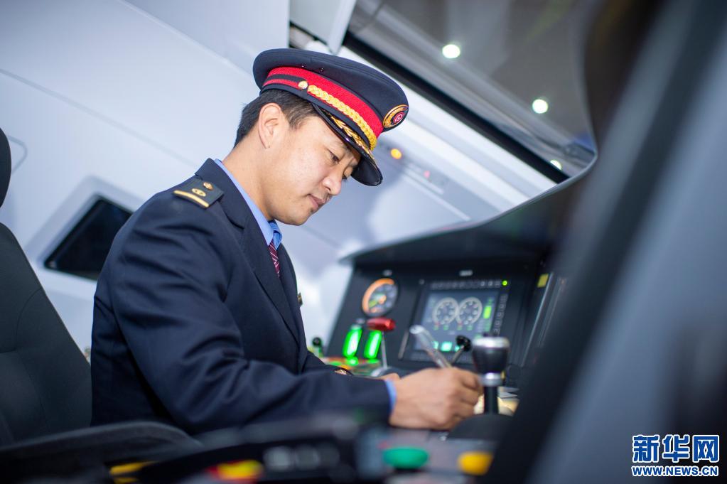 高原复兴号动车司机斯朗旺扎的春运坚守