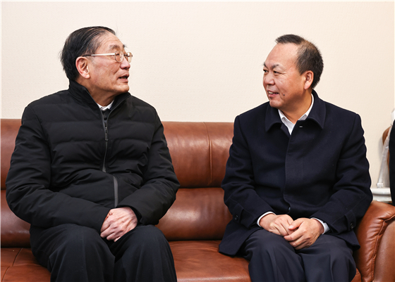 周新民看望上飞公司老干部毛荫凤魏应彪看望慰问西安阎良一线干部职工