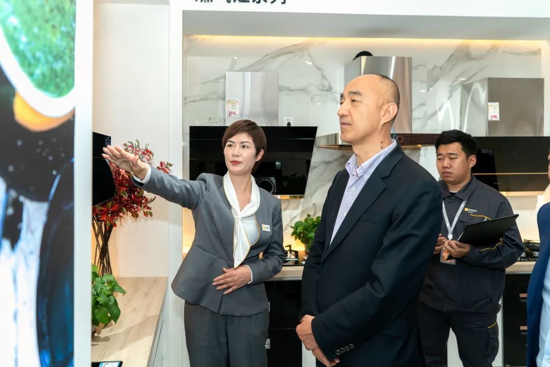 在中山华润燃气有限公司东升营业厅,王传栋副总经理一行听取了中山