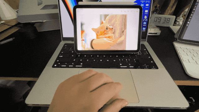 ▲ 用 MacBook 的触控板操作 iPad mini