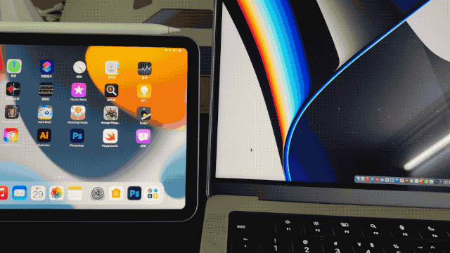 ▲ 右侧的 MacBook 连接左侧的 iPad