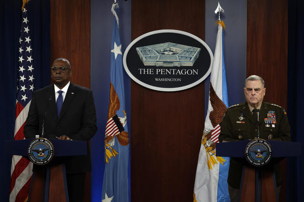 1月28日，美国国防部长奥斯汀和美军参谋长联席会议主席米利在新闻简报会上。