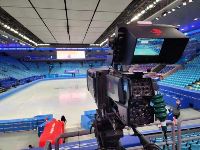 8K摄像机已在首都体育馆冰场就位。受访者供图