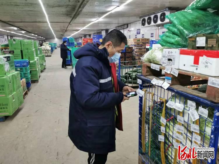 在北国超市一处果蔬物流中心，工作人员正在对货物进行分拣。河北日报记者冯阳摄