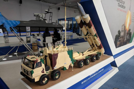 印度展示的“布拉莫斯”岸基反舰导弹发射车模型。图片来源：《防务新闻》