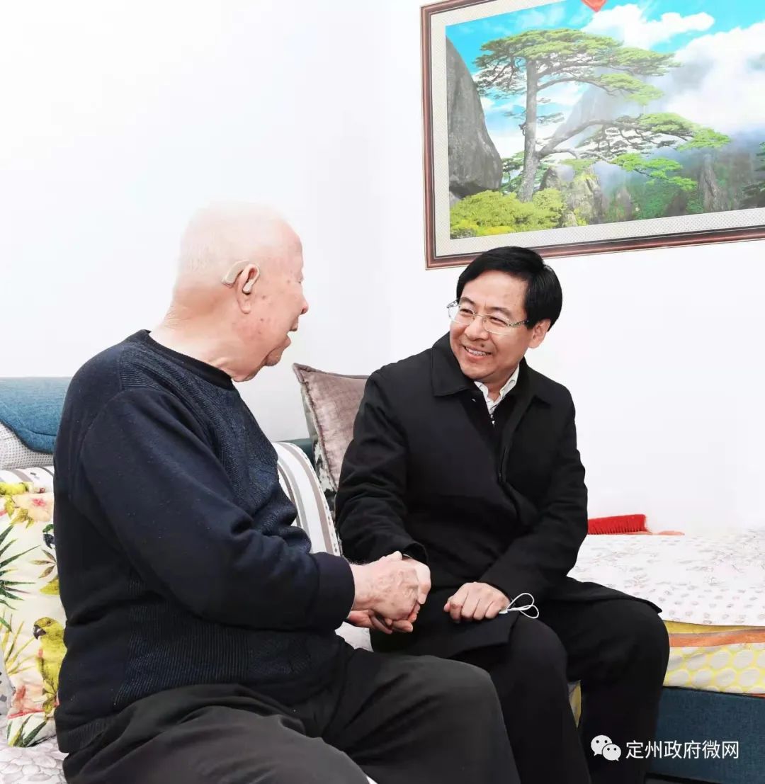 1月28日,在新春佳节到来之际,市委书记张涛走访慰问驻定部队官兵,老