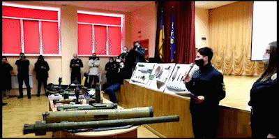 △警方在校园对学生进行培训