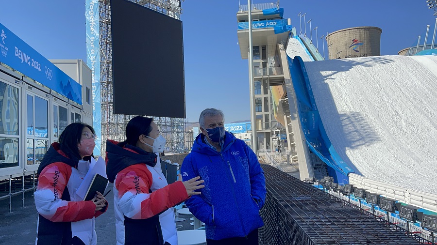 Little Samaranch inspected the Shougang Ski Jumping Platform in Shijingshan District.Photo courtesy of the Shougang Grand Platform running team