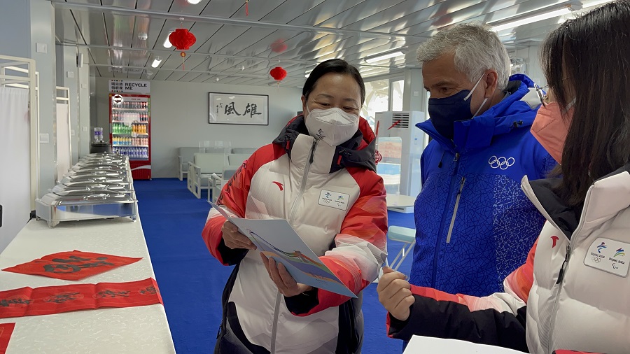 Little Samaranch inspected the Shougang Ski Jumping Platform in Shijingshan District.Photo courtesy of the Shougang Grand Platform running team