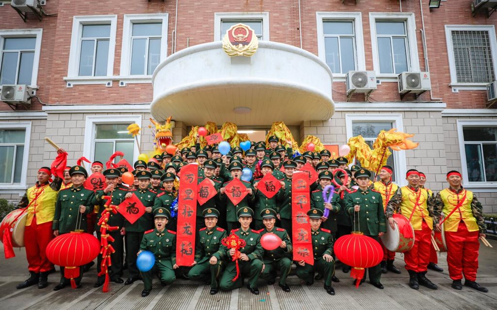 武警军营张灯结彩迎新年 官兵手写春联饱含对家乡的祝福