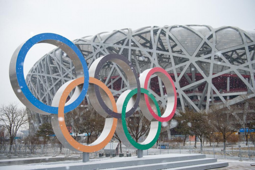 北京奥林匹克公园内的奥运五环标志和国家体育场“鸟巢”雪景。新华社记者 陈钟昊 摄