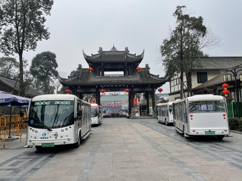 (青城山快铁站乘车处,财联社记者摄)