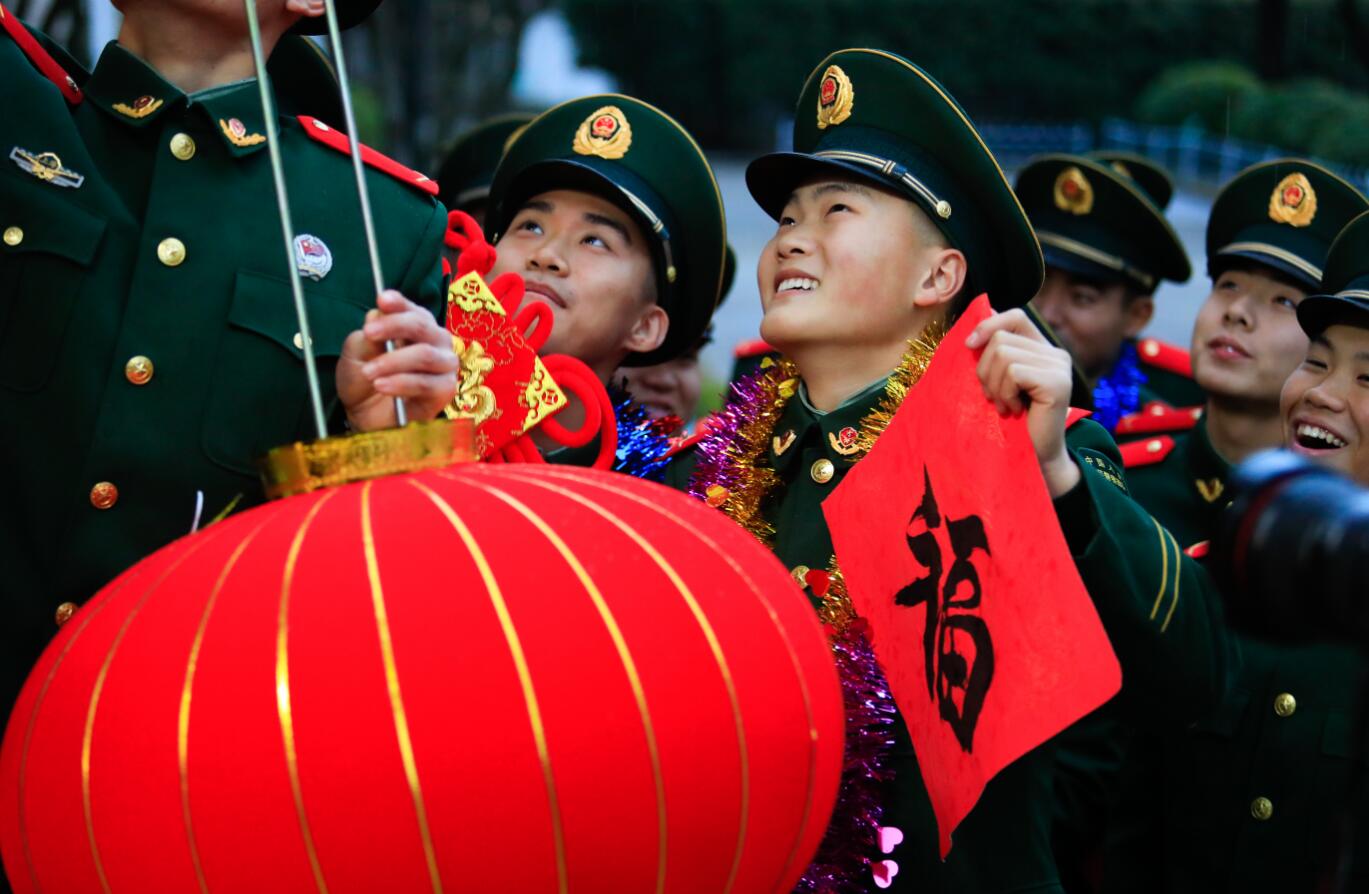 武警军营张灯结彩迎新年 官兵手写春联饱含对家乡的祝福