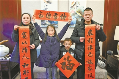 林王杰（右一）的家庭去年获评了海曙区“海尚最美家庭”。 记者 杨辉 摄