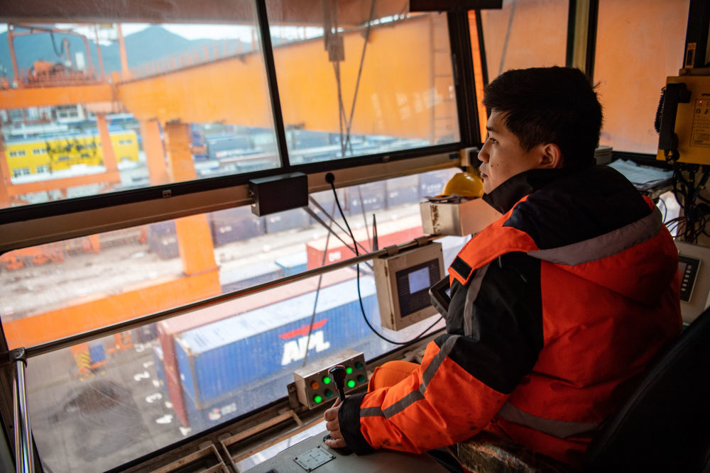 新春走基层中欧班列龙门吊司机18分钟抓一个30吨娃娃