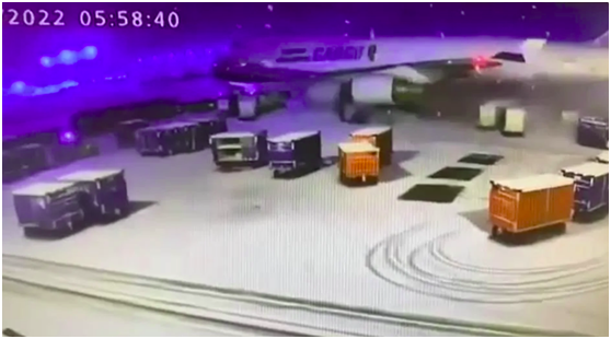 飞机滑行时，失控撞上一旁行李车