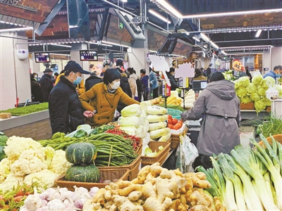 菜场里，春节前采购的市民络绎不绝。