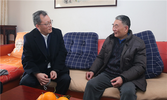 中国商飞党委领导春节前夕慰问离退休干部和困难职工