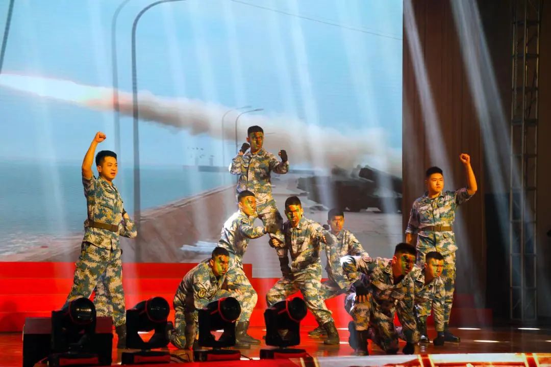 军营"春晚"大集锦,水兵登台齐贺岁