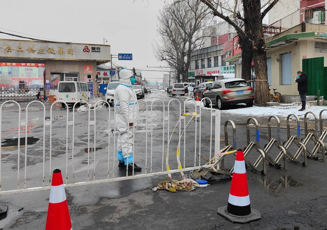 1月23日,北京西南郊冷库周边道路处于封闭状态. 中新社记者 贾天勇 摄