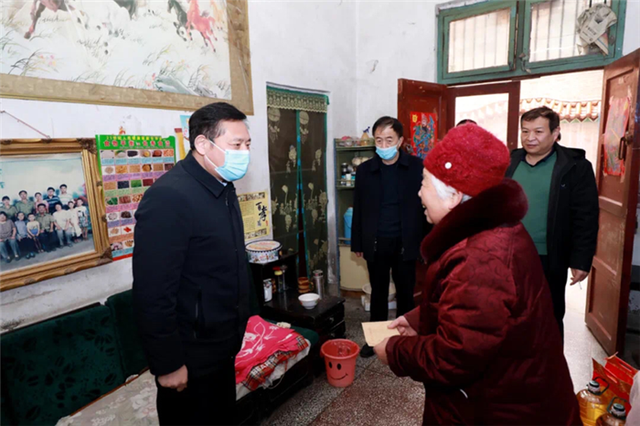 周口市公安局副局长,郸城县政府副县长,县公安局党委书记,局长陈凤祥