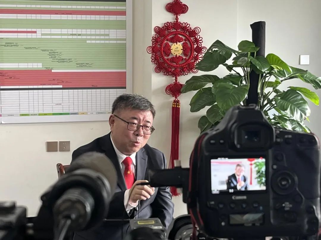 1月30日上午,北京冬奥会中国体育代表团秘书长倪会忠接受记者采访.