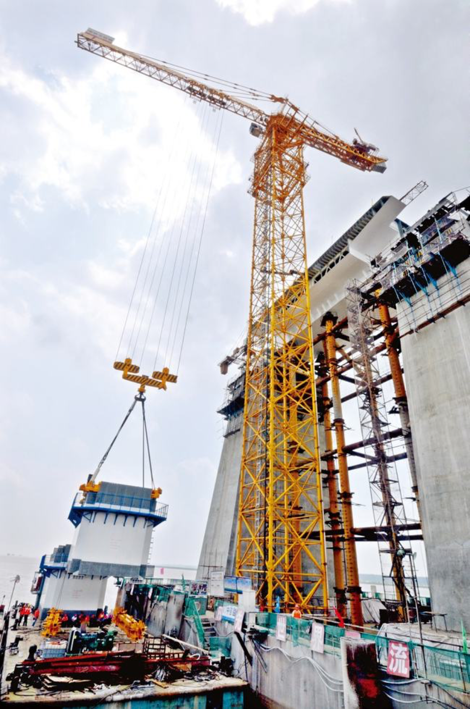 d5200-240塔机助建安徽马鞍山长江大桥