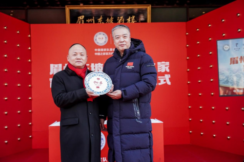 器材装备中心副主任王明晏先生与眉州东坡总裁梁棣女士签署合作协议
