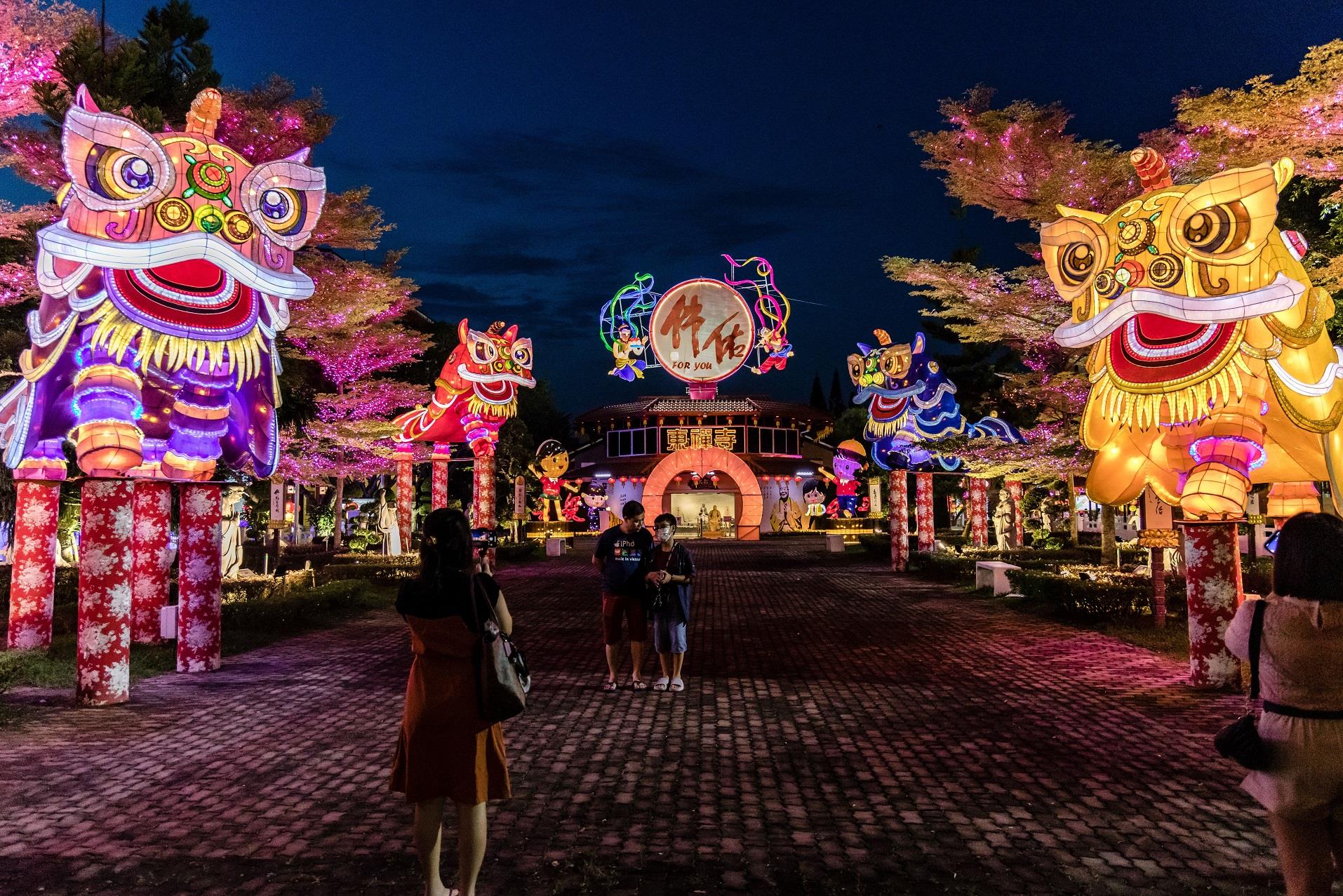 马来西亚迎接中国春节老虎造型花灯栩栩如生