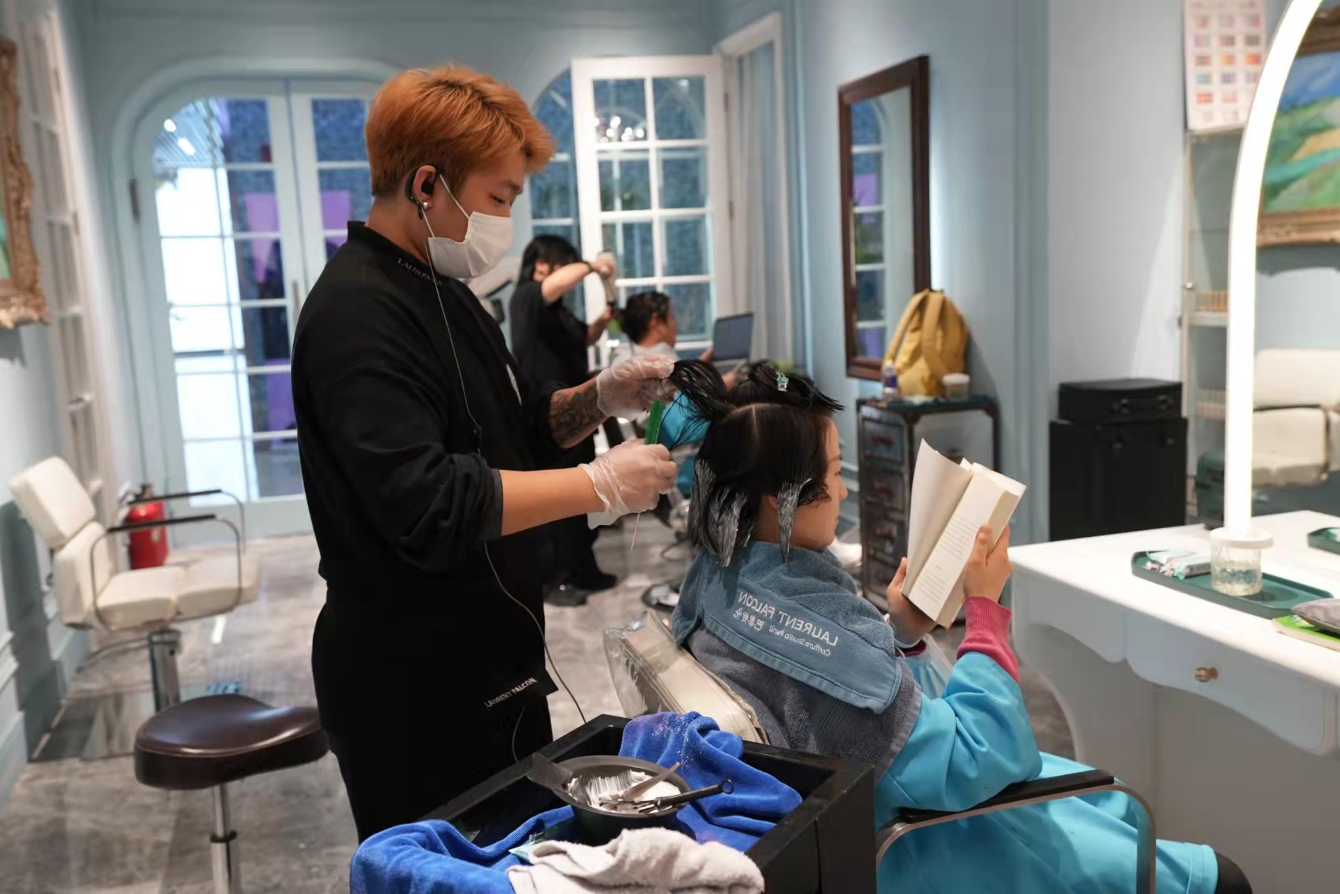 1月21日，巴黎劳伦店内美发师正在给顾客染发。 图/新京报记者 赵方园 摄