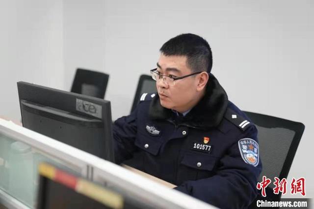 基层派出所的除夕值守民警在想家中守护平安