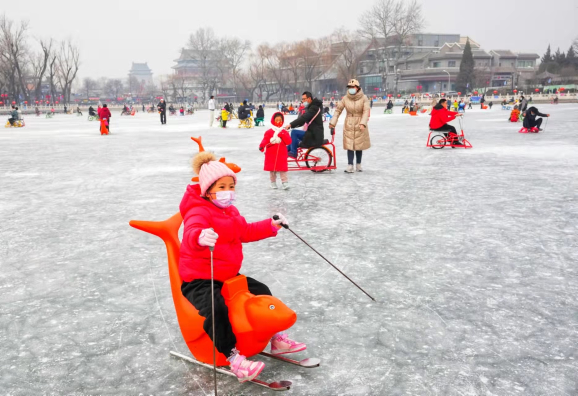春节假期第一天什刹海冰场热闹非凡
