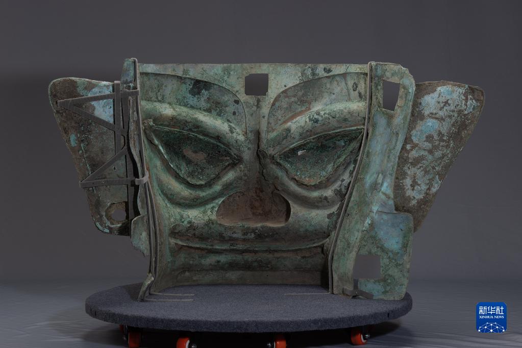 这是修复完成的青铜大面具背面（资料图片）。新华社发（国家文物局供图）