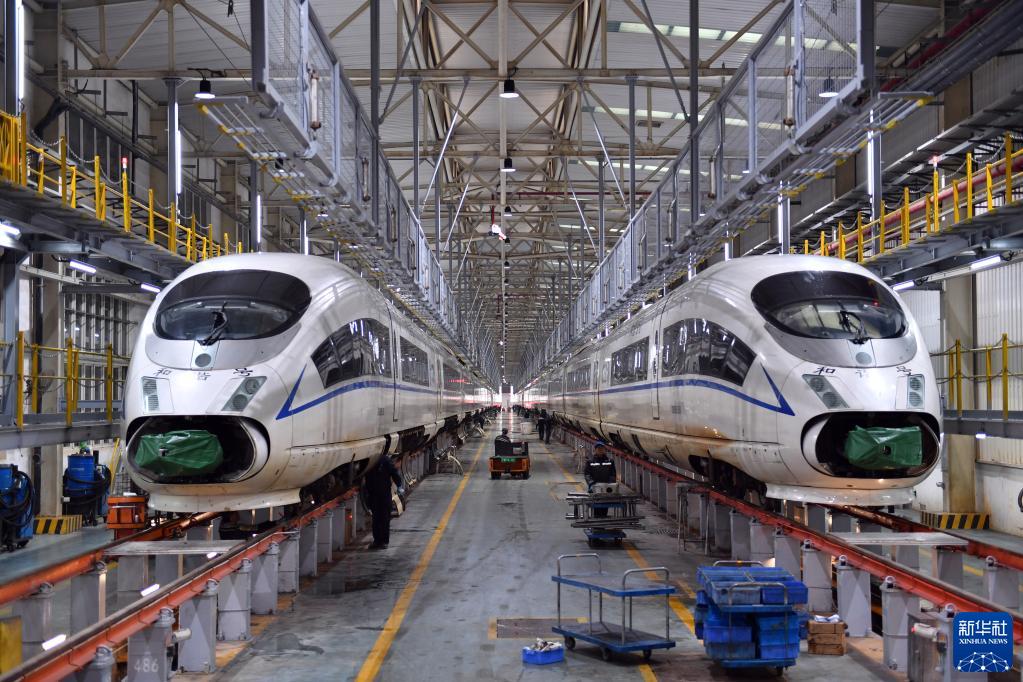 检修员在长沙动车所内作业(1月30日摄).新华社记者 陈振海 摄