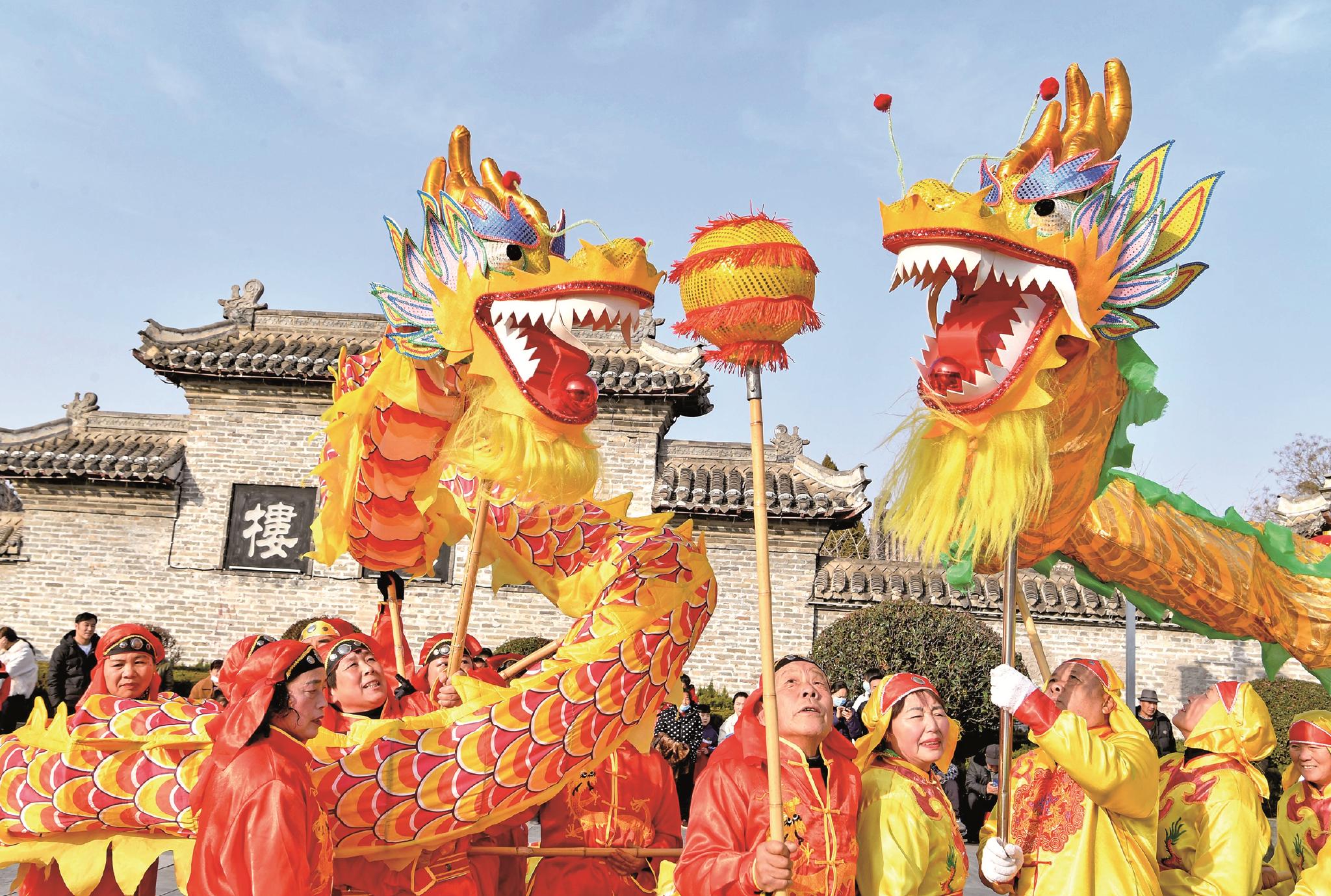 春节假期,安徽省亳州市组织民间艺人在北关历史文化街区表演抬花轿